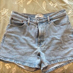 Abercrombie - Curve Love 4” Mom Short High Rise